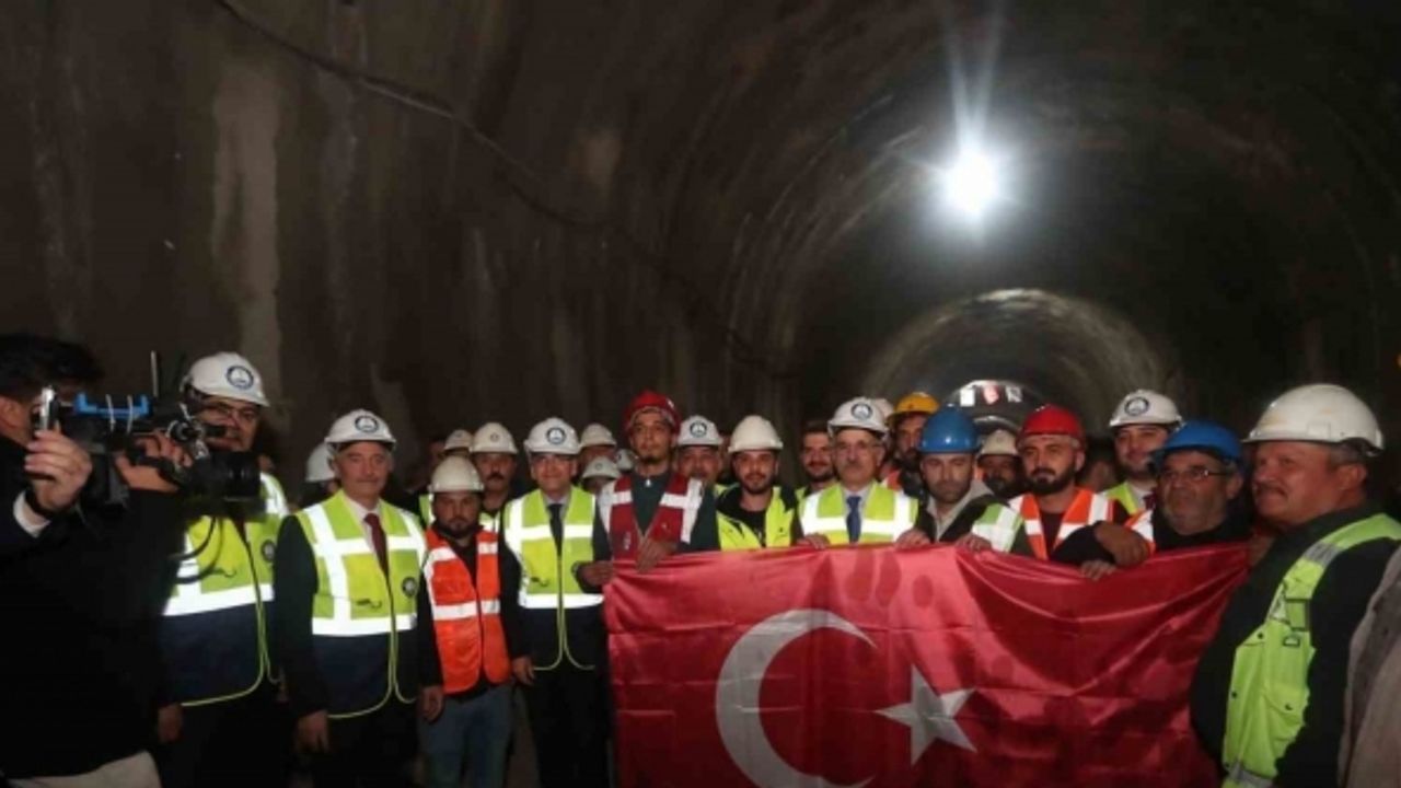 Şahinbey’de 100. Yıl Tünellerinde ilk ışık bakanlarla birlikte görüldü