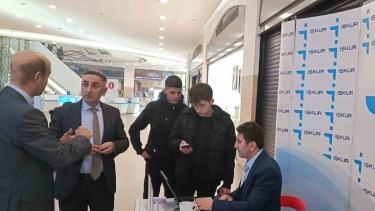 Şehrin çeşitli yerlerinde  tanıtım için stant açıyor