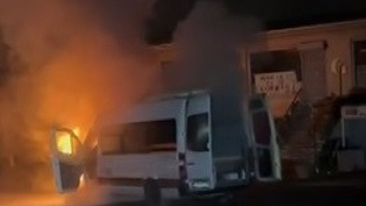 Servis minübüsü alev topuna döndü: İşçiler ölümden kıl payı kurtuldu