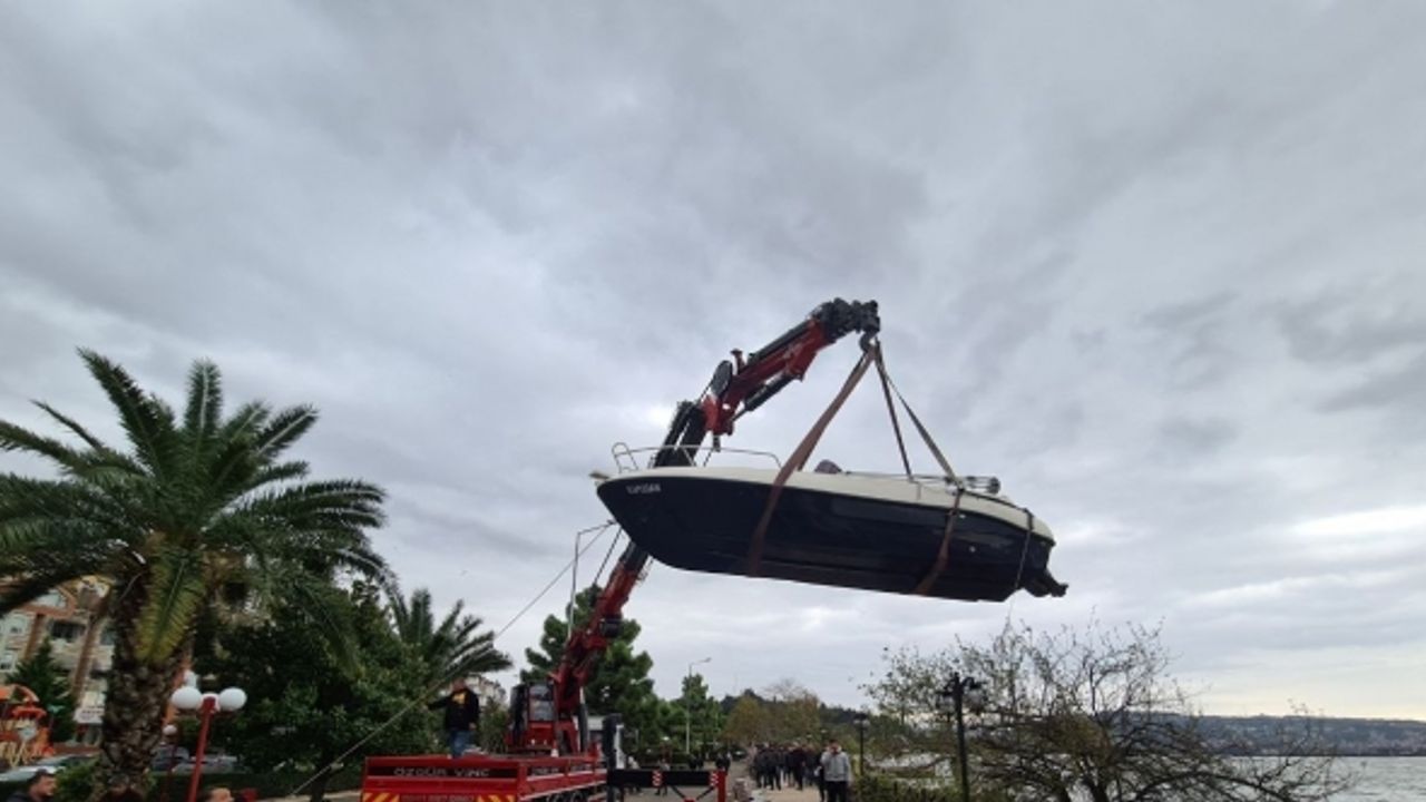 Şiddetli fırtına ve dev dalgalar 92 balıkçı teknesine zarar verdi
