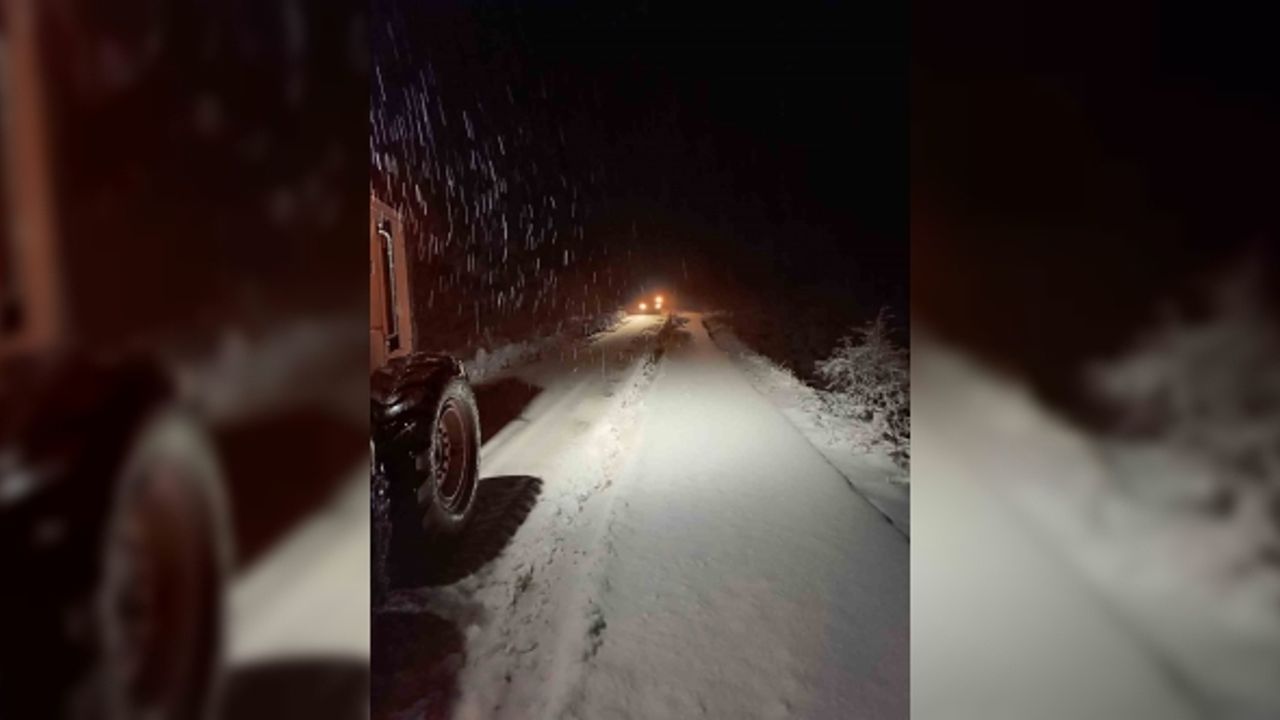 Siirt’te kar yağışı nedeniyle araçlar yolda mahsur kaldı