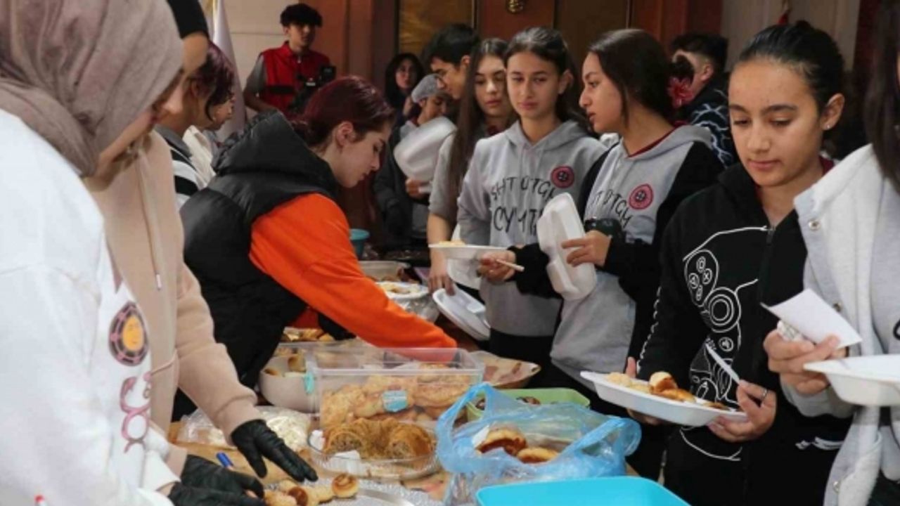 Sivas’ta öğrenciler Filistin için tek yürek oldu