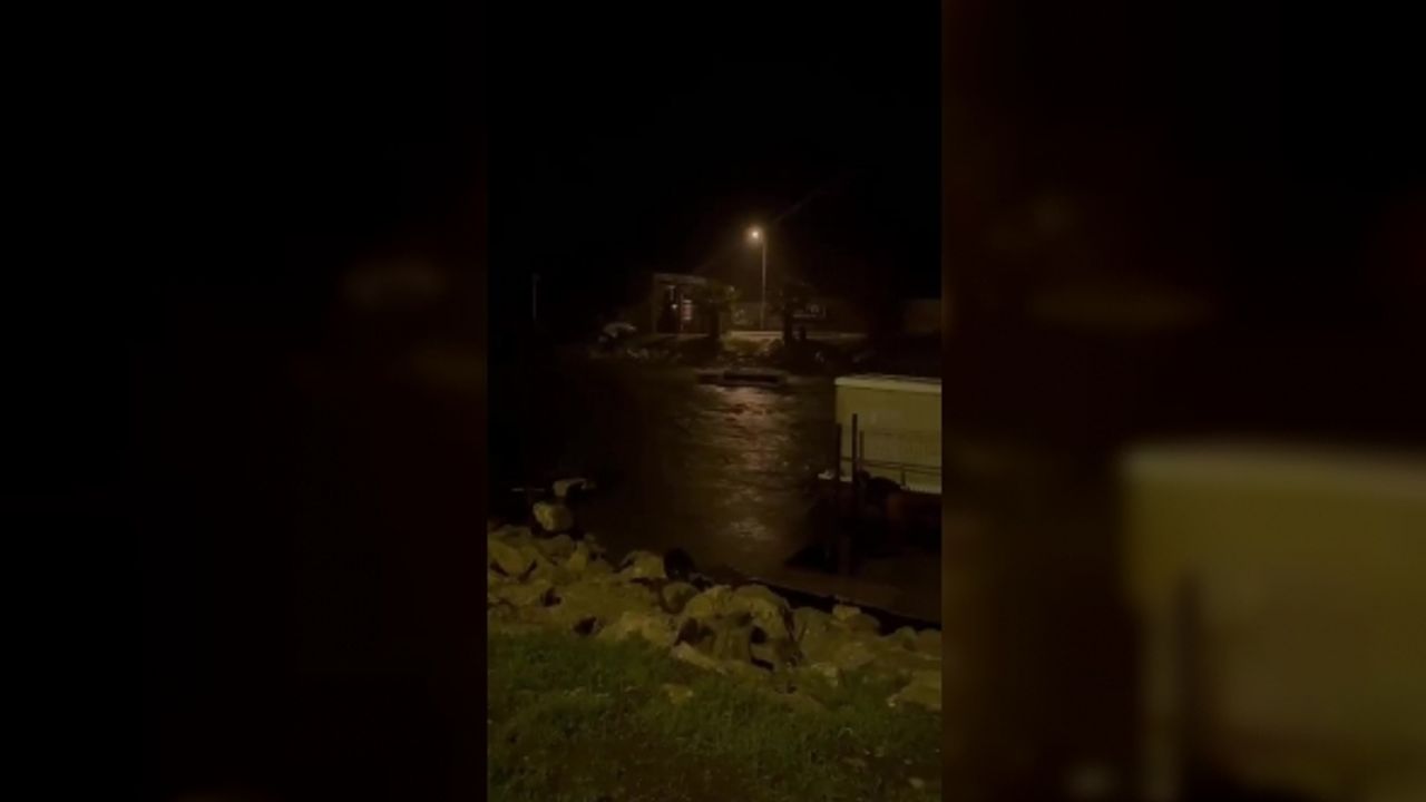 Su debisi yükselen çayda bulunan tekneler akıntı ile açık denize sürüklendi