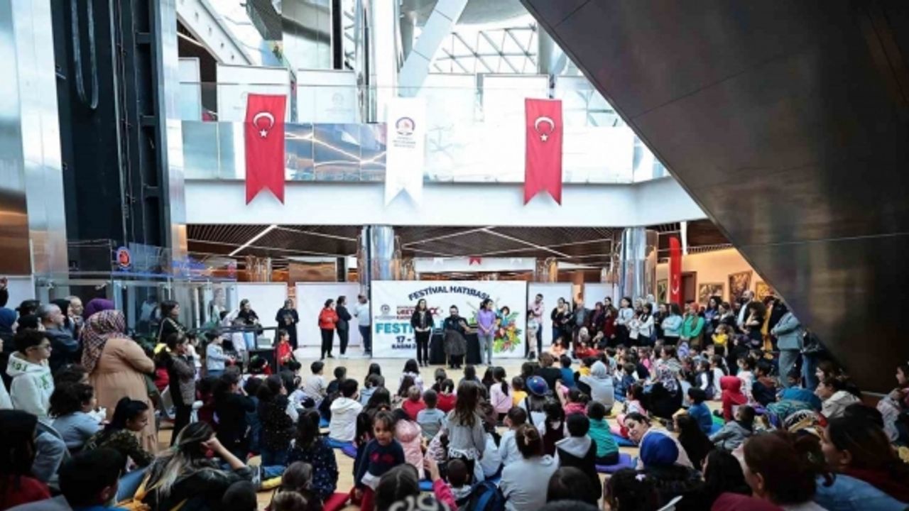 Şükriye Tutkun türküleriyle festivale renk kattı