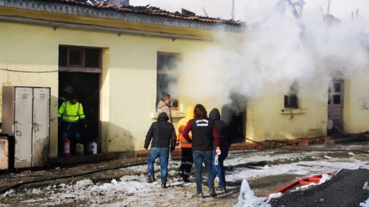 TCDD çalışanlarının cağ kebabı için yaktıkları ateş depoyu yaktı