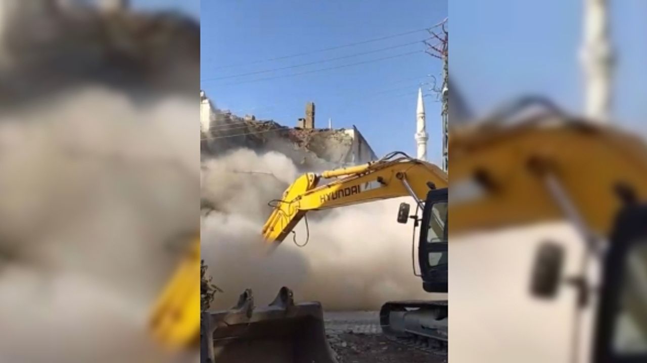 Tek dokunuş yetti: Elazığ’da ağır hasarlı bina yerle bir oldu