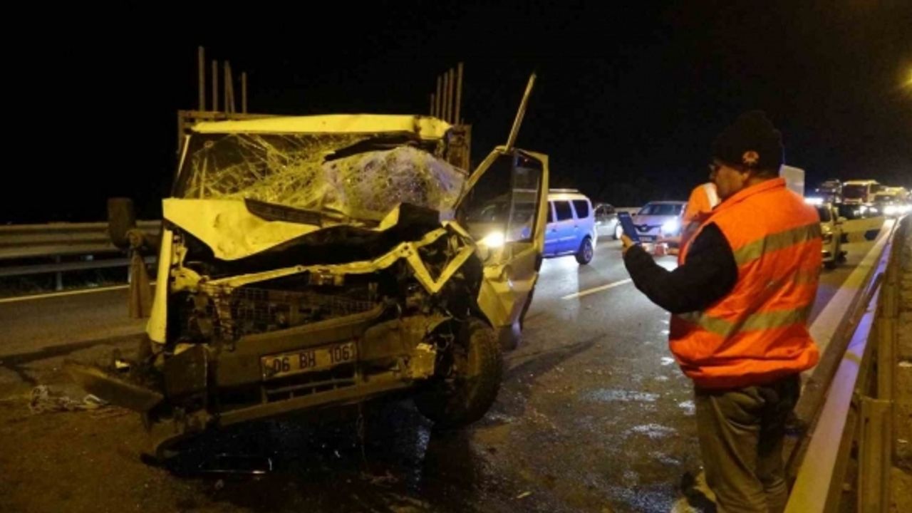 TEM’de kamyonet kaza yaptı: 10 kilometre araç kuyruğu oluştu