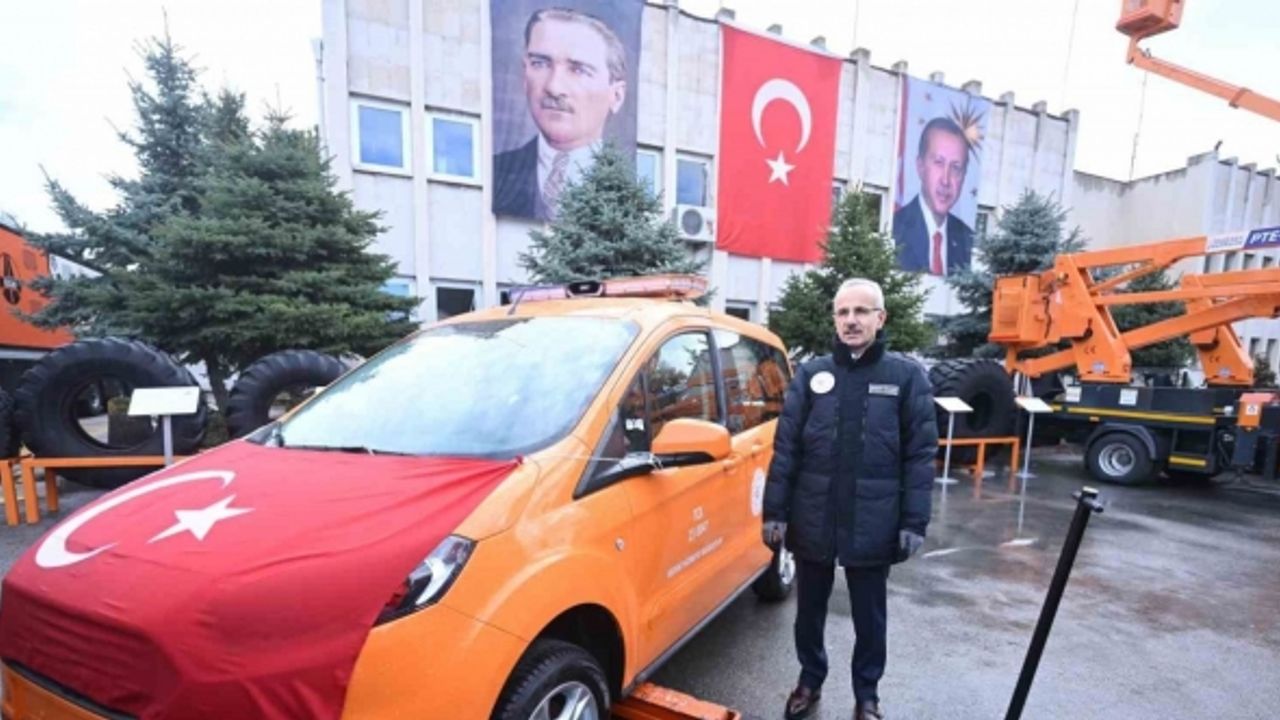 Ulaştırma ve Altyapı Bakanı Uraloğlu: “200 adet makine ve 105 adet ekipman olmak üzere toplam 305 adet makine ve ekipmanı karayollarımıza kazandırdık"