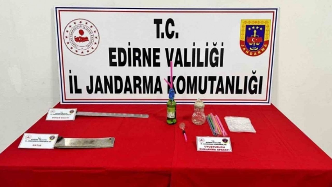 Uzunköprü’de 2 evde silah ve uyuşturucu kullanma aparatı ele geçirdi