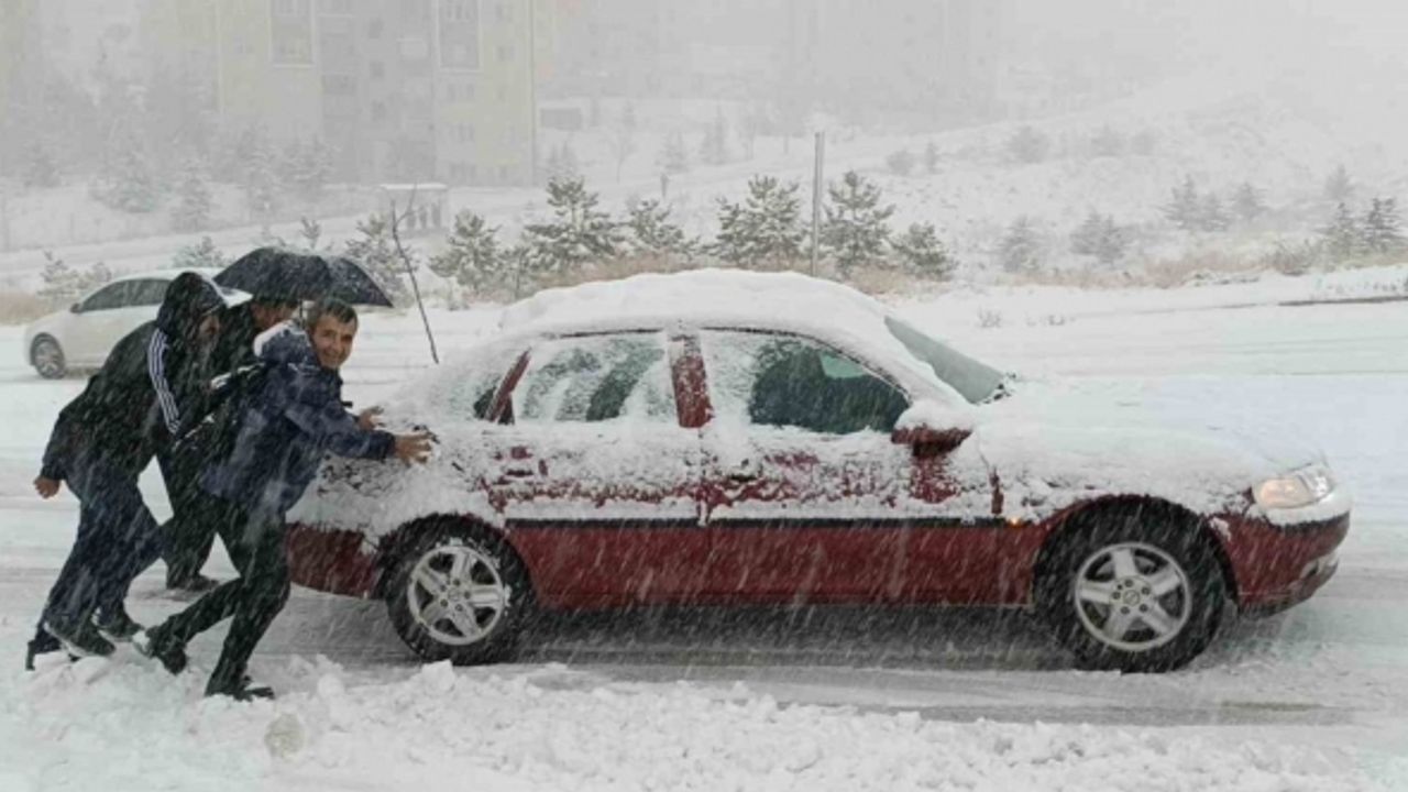 Van’da kar hayatı felç etti: Araçlar yolda kaldı