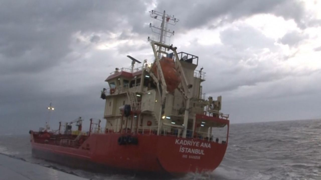 Zeytinburnu’nda lodos nedeniyle karaya oturan gemi görüntülendi