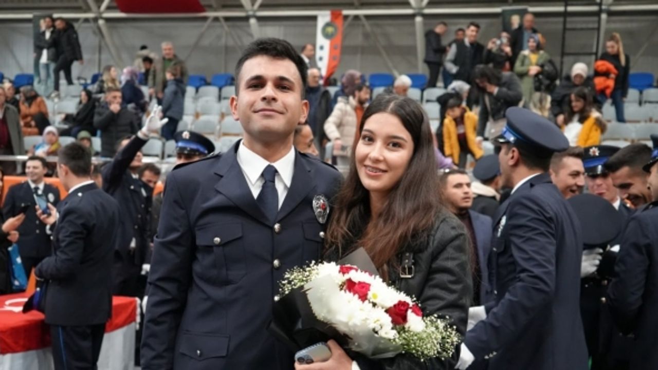 461 polisin mezun olduğu mezuniyette evlilik teklifleri peş peşe geldi