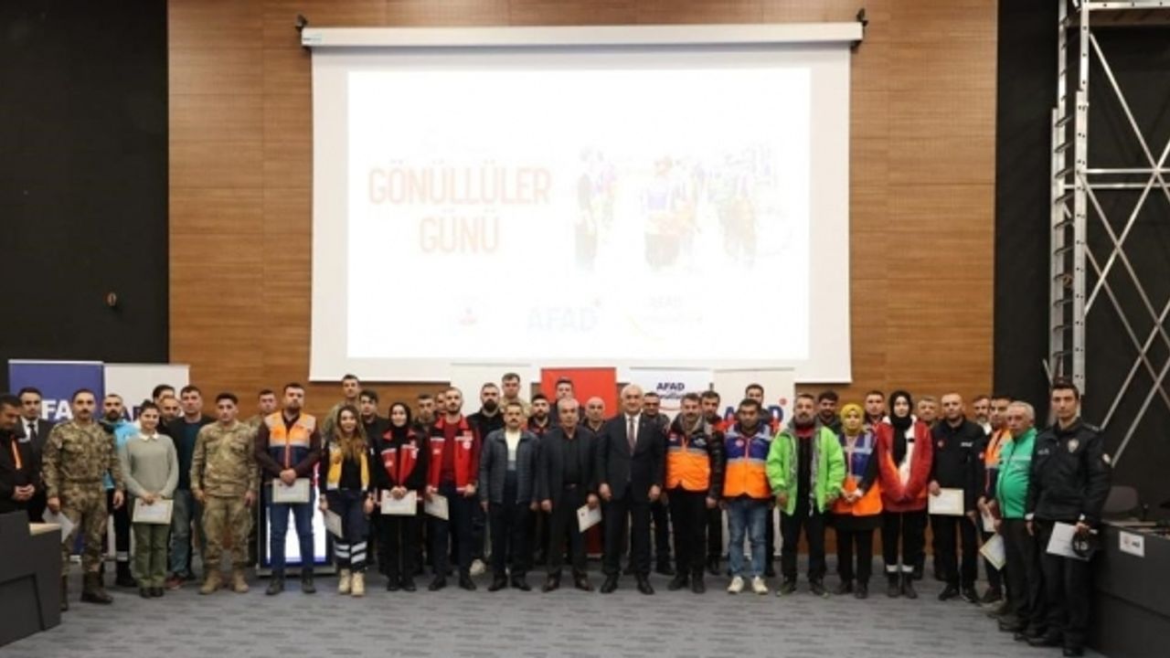 6 Şubat depremlerinde görev yapan gönüllülere "teşekkür" belgesi verildi