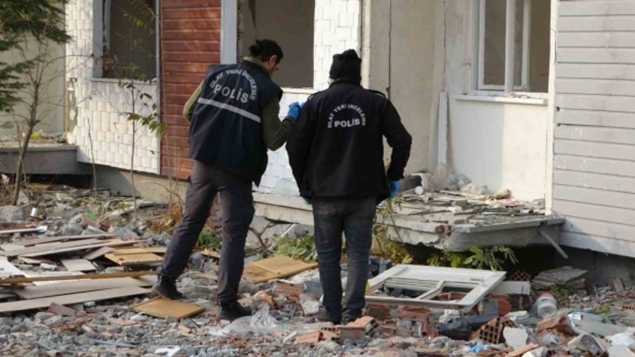 Ağır hasarlı binada söktüğü kapı ile 4. kattan aşığı düştü