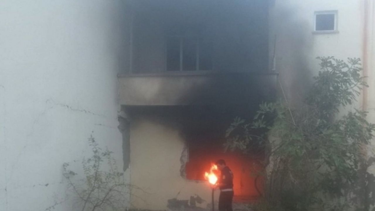 Ağır hasarlı binada yakılan araç lastiği korkuttu
