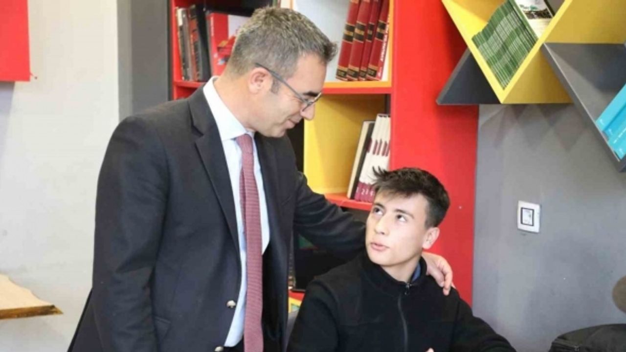 Ağrı Gençlik ve Spor İl Müdürü Din, Gençlik Merkezi’ni ziyaret etti