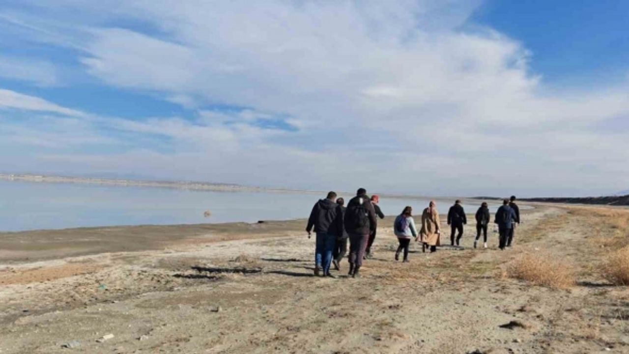 Aktivistler kuraklığa dikkat çekmek için 15 kilometre yürüdü