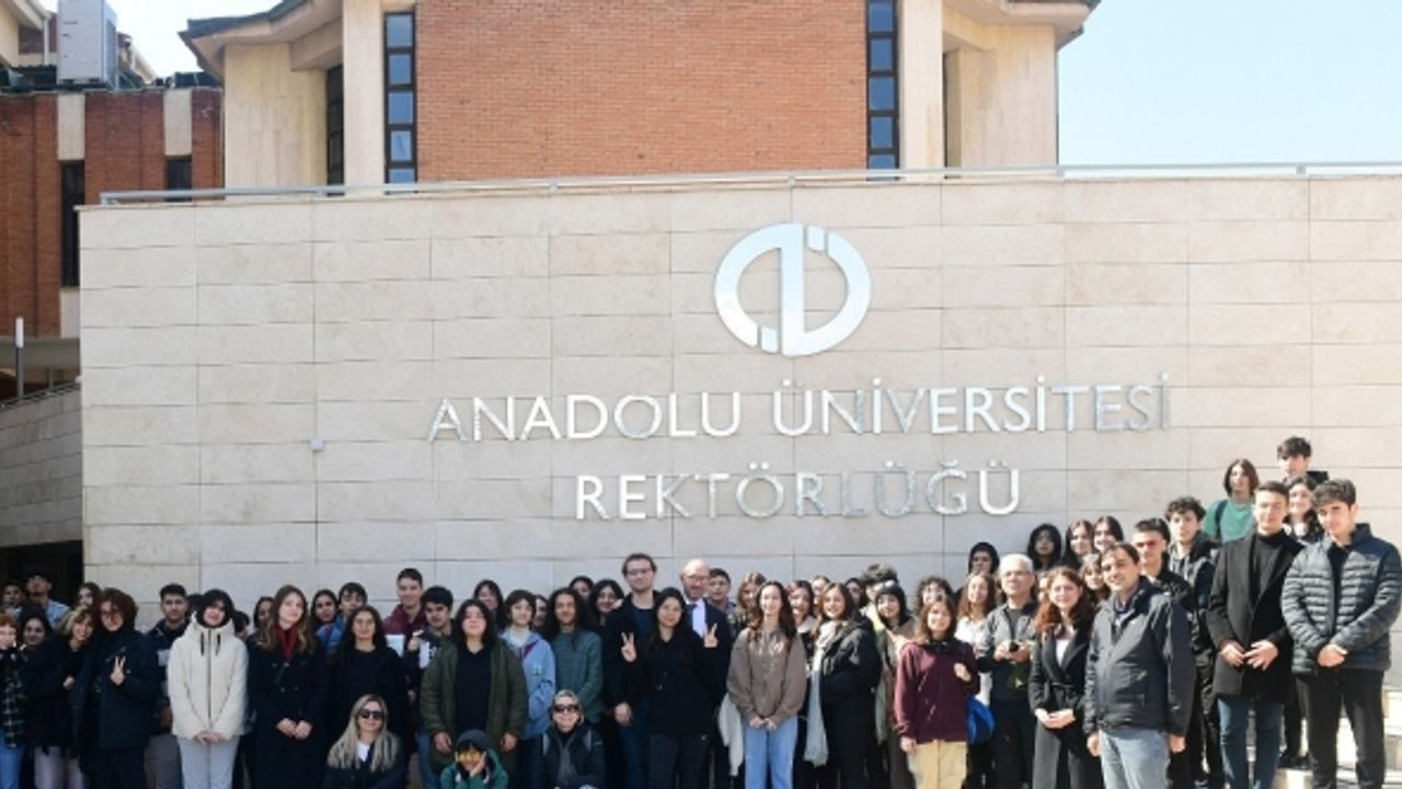 Anadolu Üniversitesi aday öğrencileri için kampüs turları düzenliyor