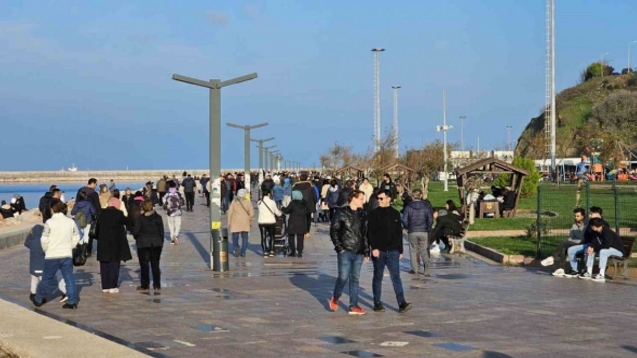 Bandırmalılar güneşli havada sahil ve parklara akın etti