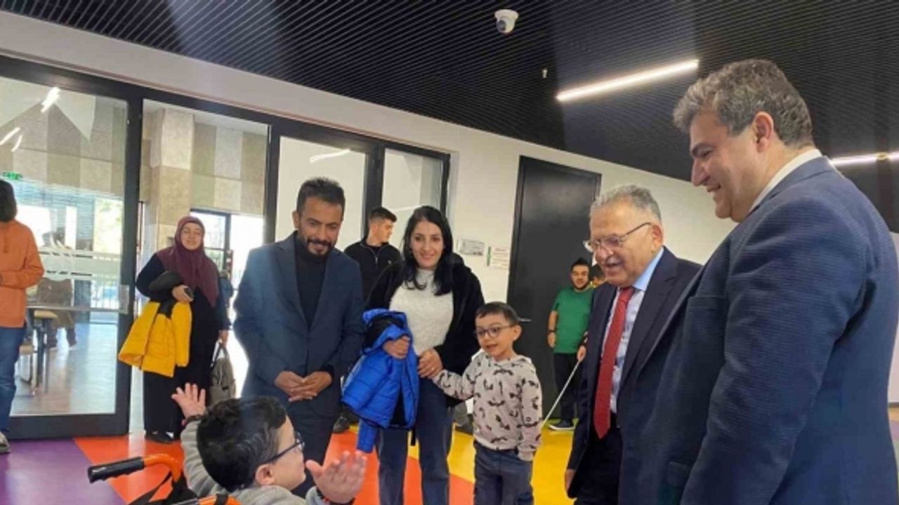 Başkan Büyükkılıç’tan gönül belediyeciliğinin en güzel örneklerinden Engelsiz Yaşam Merkezi’ne ziyaret