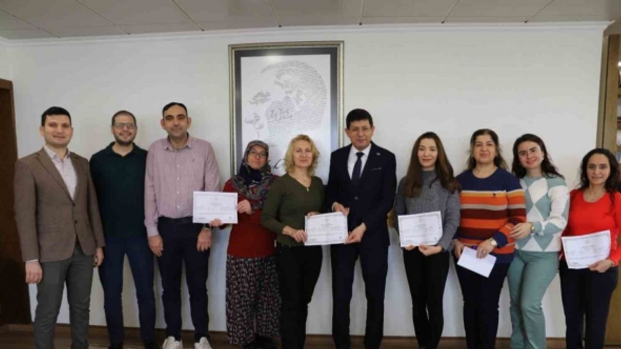 Başkan Özcan İngilizce kursunu tamamlayan personeli tebrik etti