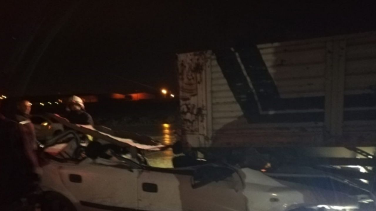 Batman’da otomobil tırın altına girdi: 2 ağır yaralı