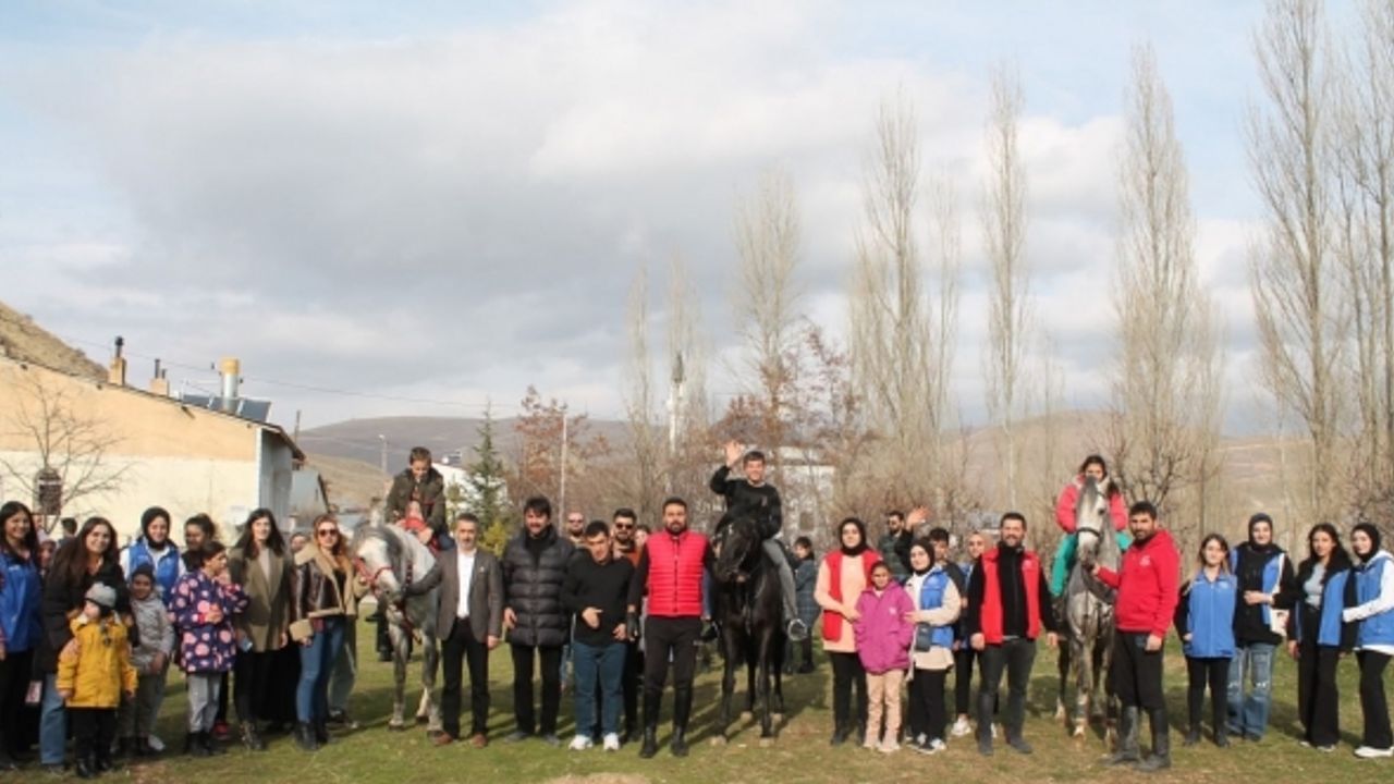 Bayburt’tan yürekleri ısıtan görüntü: Özel çocuklar ilk defa atlarla tanıştılar