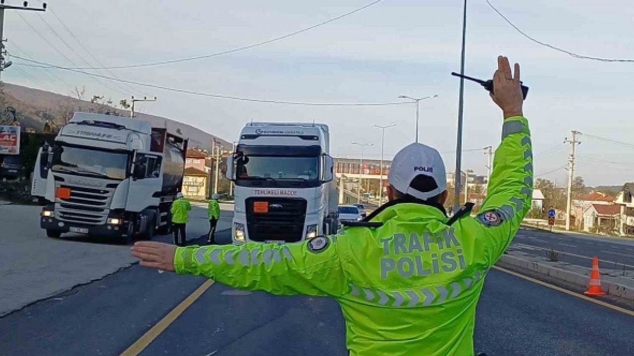 Bolu Dağı’nda kış lastiği olmayan araçların geçişine izin verilmiyor