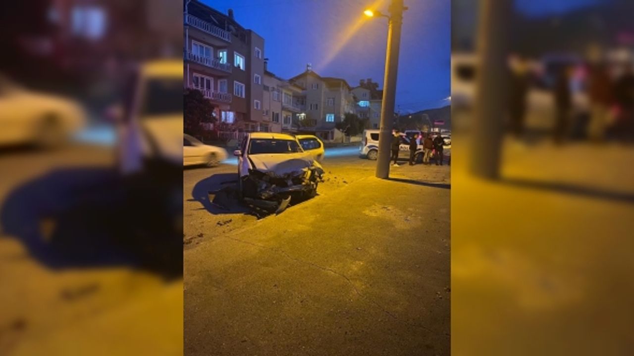 Burdur’da kavşağa kontrolsüz giren 2 araç çarpıştı: 3 yaralı