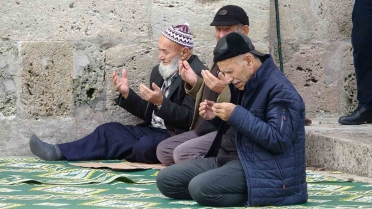 Bursa Ulu Cami’de Filistin halkı için dua edildi