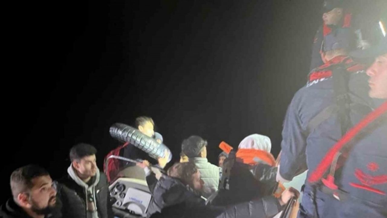 Datça’da 14 düzensiz göçmen kurtarıldı, 2 göçmen kaçakçısı yakalandı