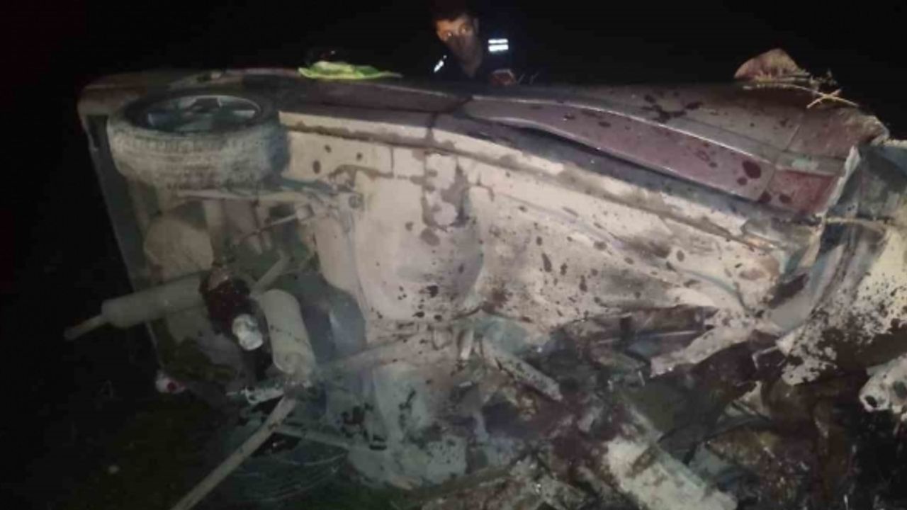 Direksiyon hakimiyeti kaybolan otomobil takla attı: 1 ölü, 1 yaralı