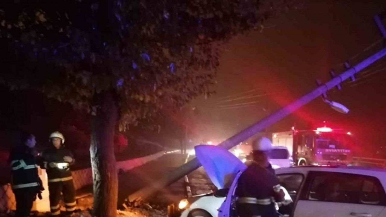 Direksiyon hakimiyetini kaybeden otomobil elektrik direğine çarptı: 1 yaralı