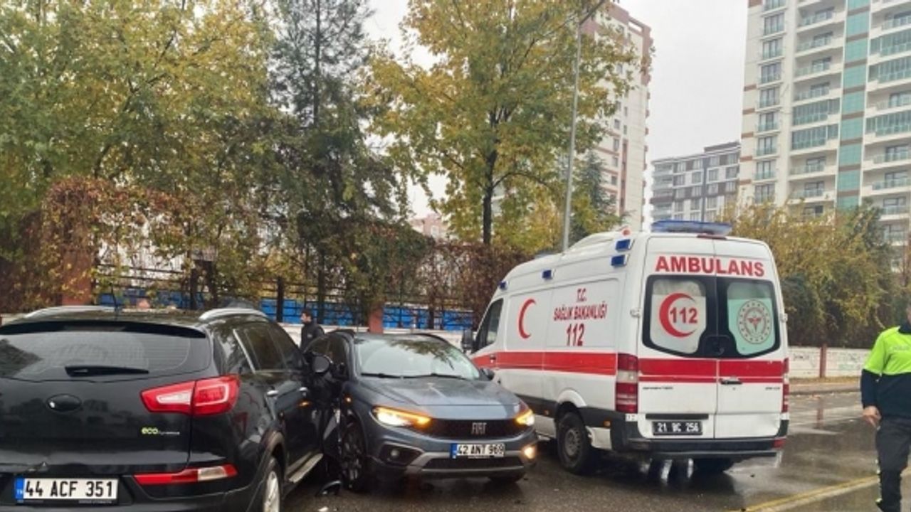 Diyarbakır’da kavşağa kontrolsüz giren iki otomobil çarpıştı: 1 yaralı