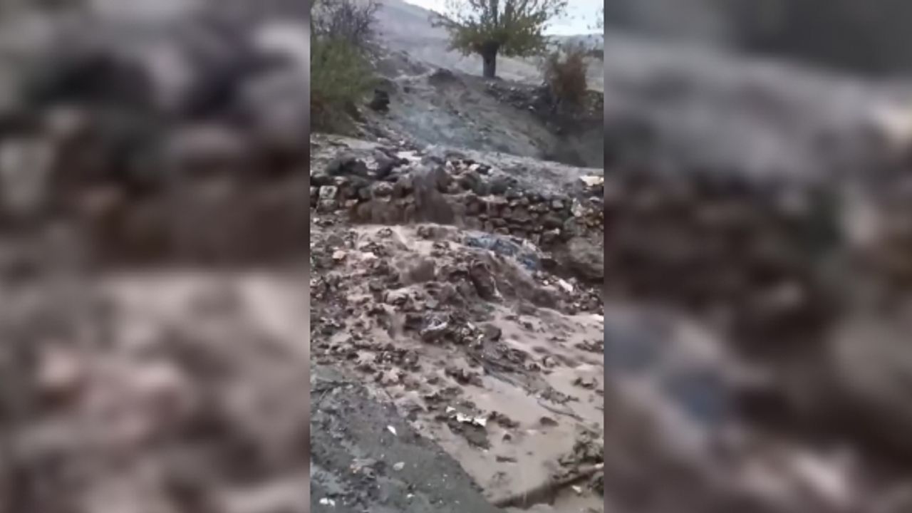 Diyarbakır’da sağanak yağış sonrası ev ve sokakları su bastı