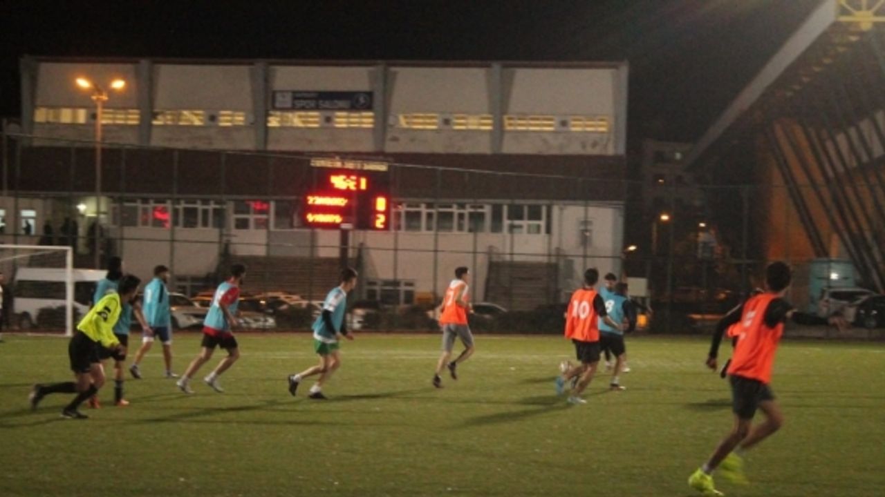 Dondurucu havaya aldırış etmeyen KYK öğrencileri top koşturdular