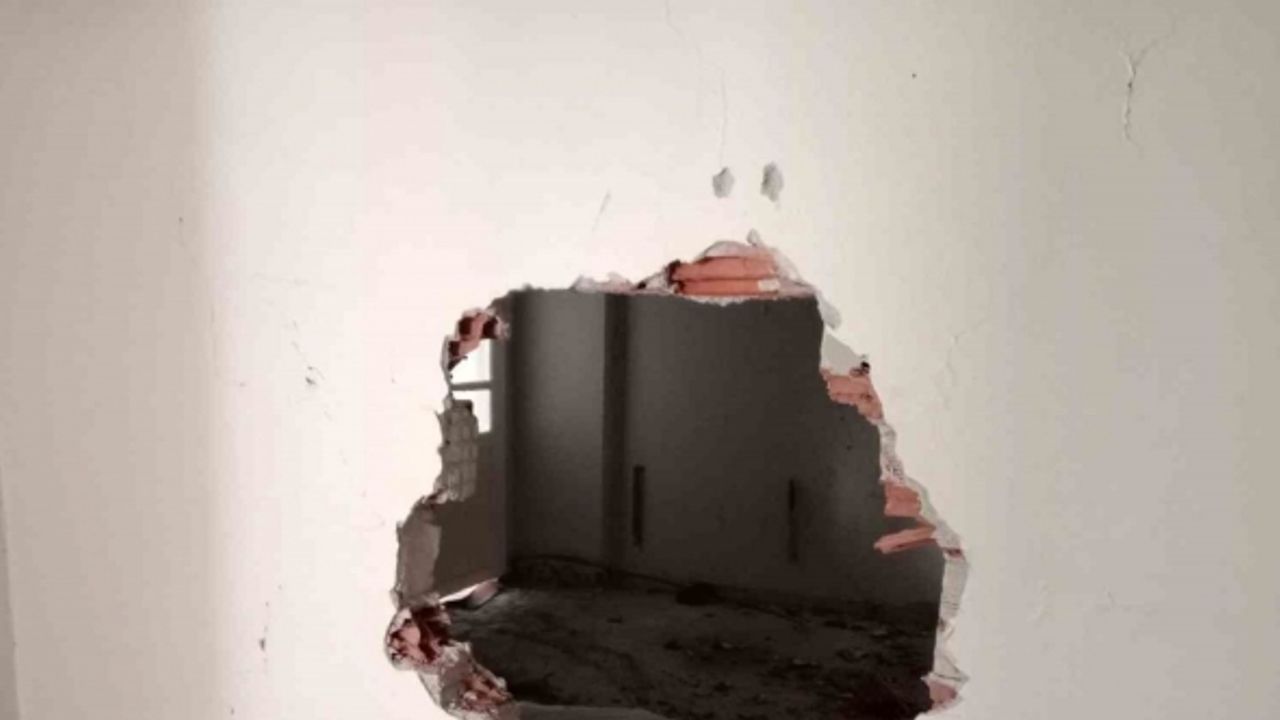 Duvarı delerek girdikleri 10 dairede ne var yok götürdüler