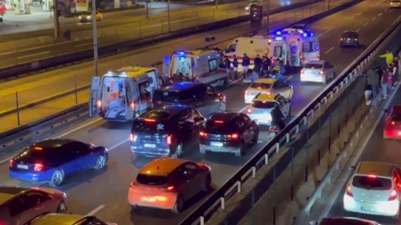 E-5 Karayolu’nda araç ve motosiklet çarpıştı: 2 yaralı