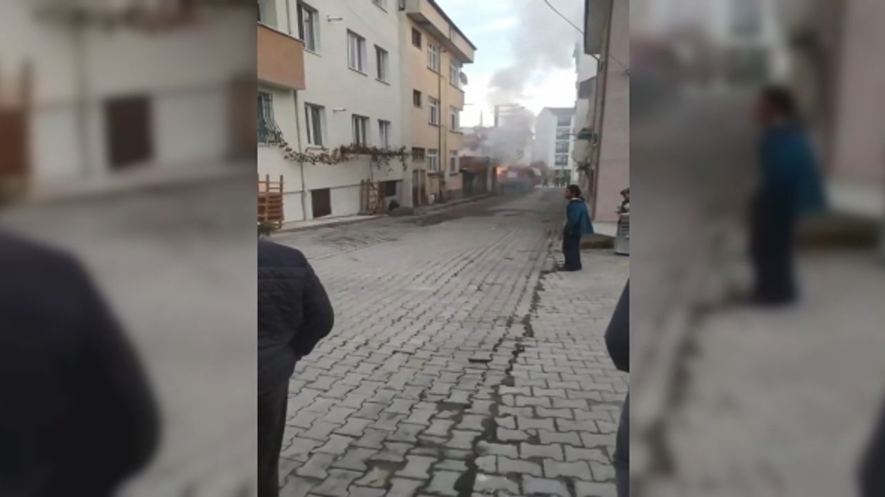 Elektrik direği alev alev yandı, vatandaşlar büyük panik yaşadı