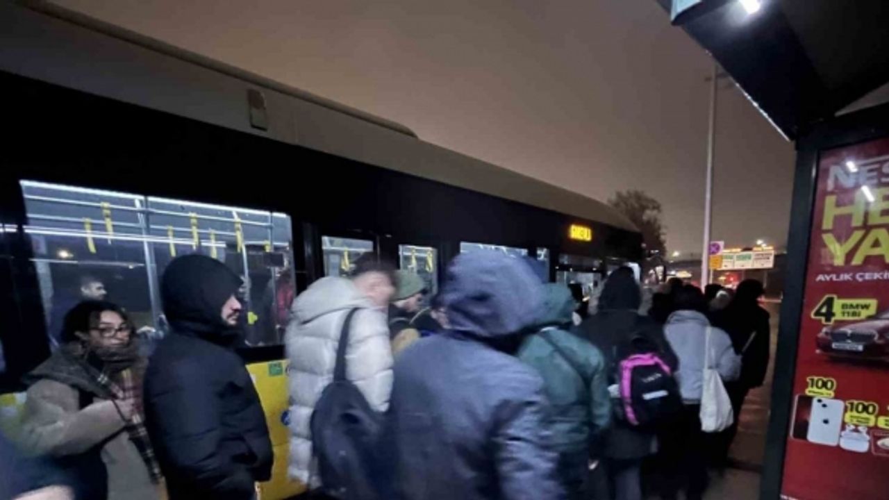 Eminönü-Alibeyköy tramvay hattında arıza: Vatandaşların mağduriyeti kameralara yansıdı
