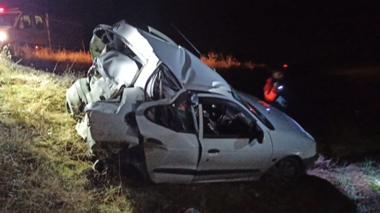 Emniyet şeridinde bekleyen otomobile tır çarptı: 1 ölü, 1 yaralı