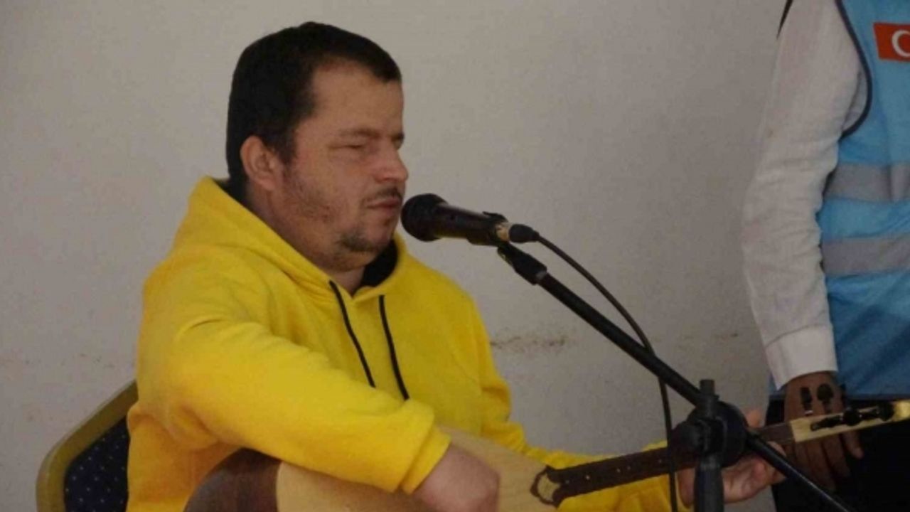 Engelli halk ozanının Filistin duyarlılığı herkesi duygulandırdı