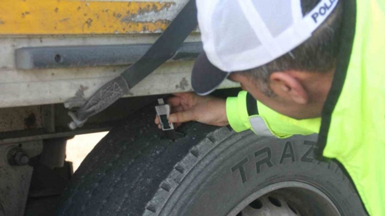 Erzincan’da trafik ekiplerinden zorunlu kış lastiği denetimi