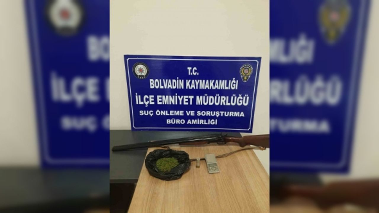 Esrar ve ruhsatsız tüfekle yakalanan 2 kişi gözaltına alındı