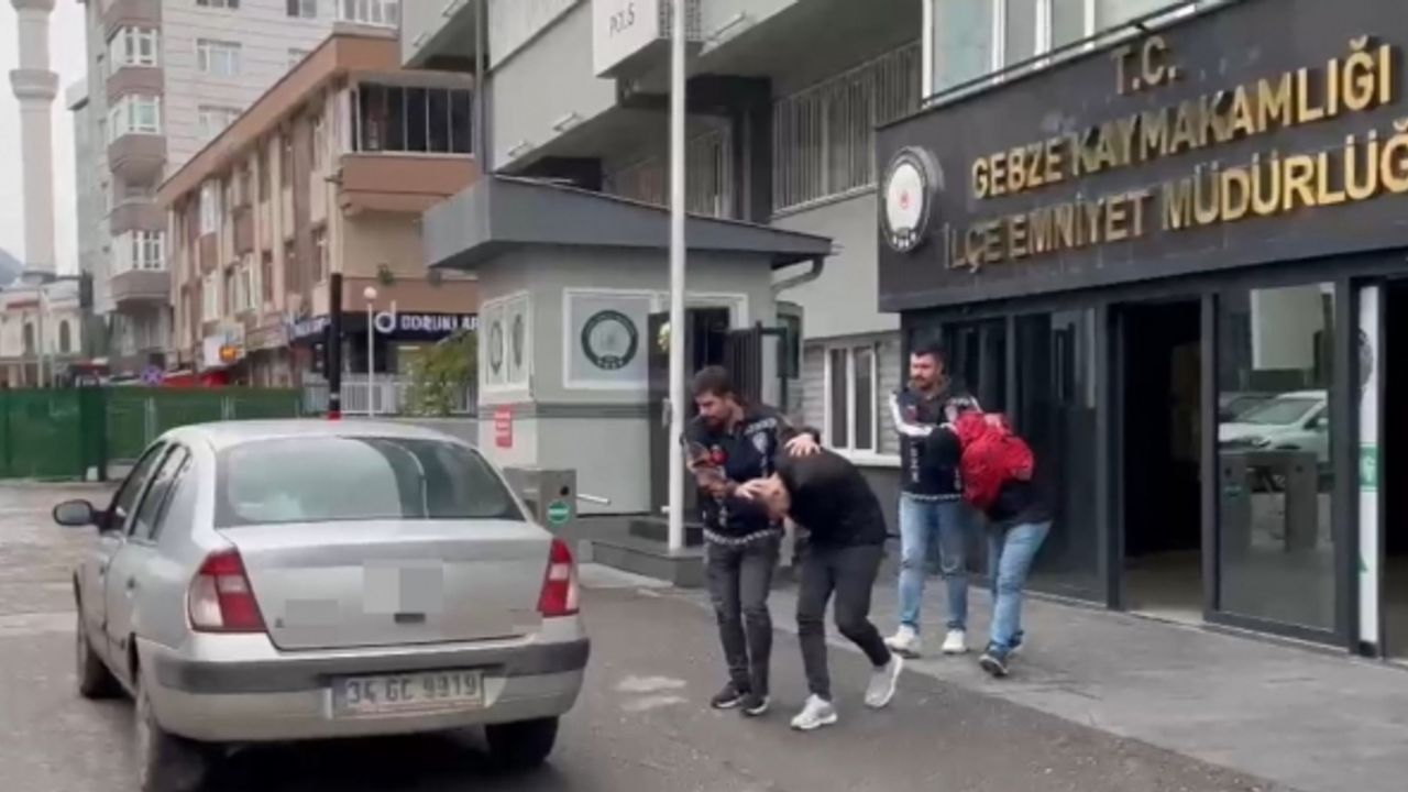 Evinin bahçesinde ailesiyle oturan adama dehşeti yaşatmışlardı, yakalandılar