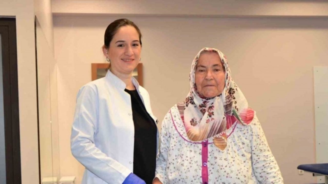 Felç sonrası yürüyemeyen kadın Medikar Hastanesinde sağlığına kavuştu