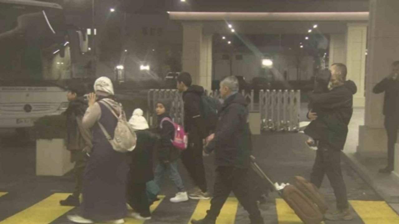 Gazze’den tahliye edilen 130 Türk vatandaşı ve aile yakınlarından oluşan kafile İstanbul’a getirildi