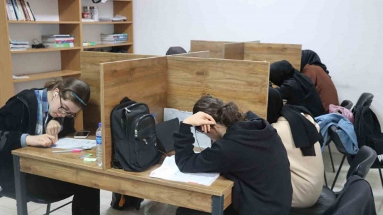 Gençlik merkezlerinde ders çalışıp sanat öğreniyorlar