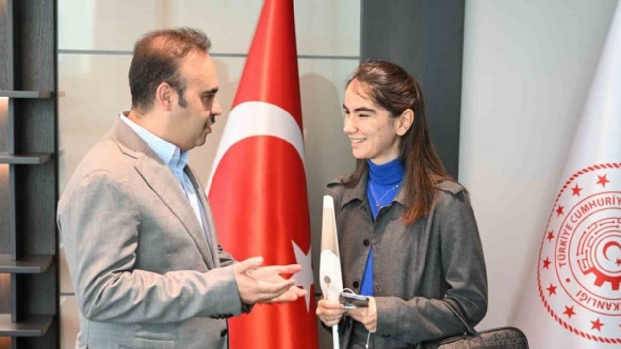 Görme engelli genç girişimci Zülal, Bakan Kacır ile bir araya geldi