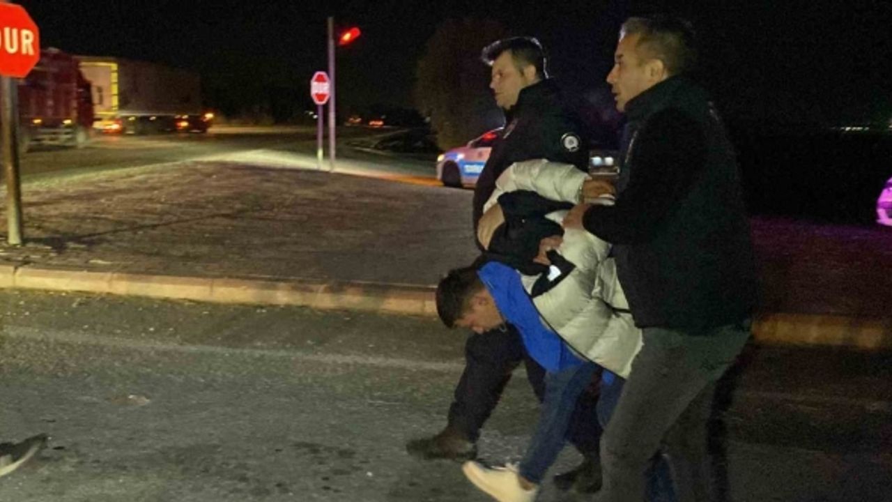 Habersiz aldığı teyzesinin aracıyla polisten 60 kilometre kaçan hırsızlık şüphelisi yakalandı